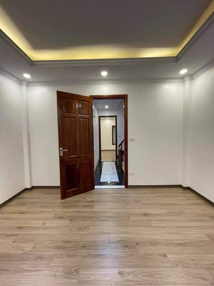 BÁN NHÀ MẶT PHỐ NGUYÊN HỒNG, ĐỐNG ĐA 50M MẶT TIỀN 4.5 M 22.8 TỶ Nhà mặt phố to, 5 tầng kinh doanh hết ý. Gia đình đang cho thuê mỗi tháng 50 triệu.