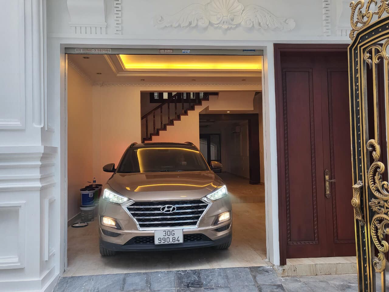 Vị Trí Đẹp Nhất Phố Lạc Long Quân, Vỉa Hè Rộng, Kinh Doanh Sầm Uất, 73m2, MT 4.8m