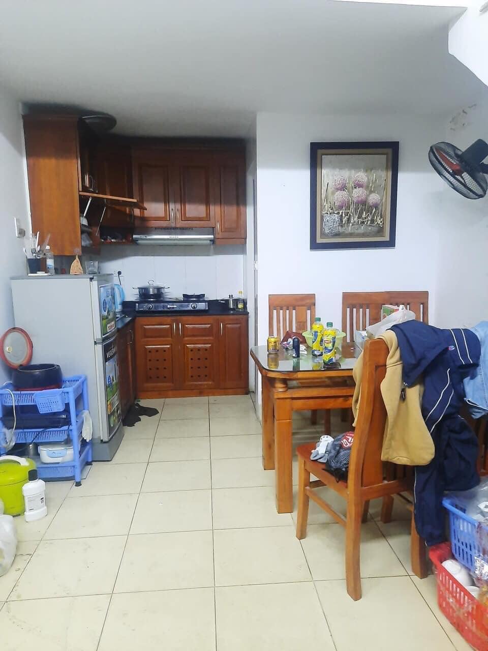 Vị trí thuận lợi để ở và kinh doanh.mp rộng,giao thông thuận tiện, ô tô đỗ trước cửa nhà, đỗ trên vỉa hè thoải mái.Gần trường chợ, bệnh viện và ngàn tiện ích khác.