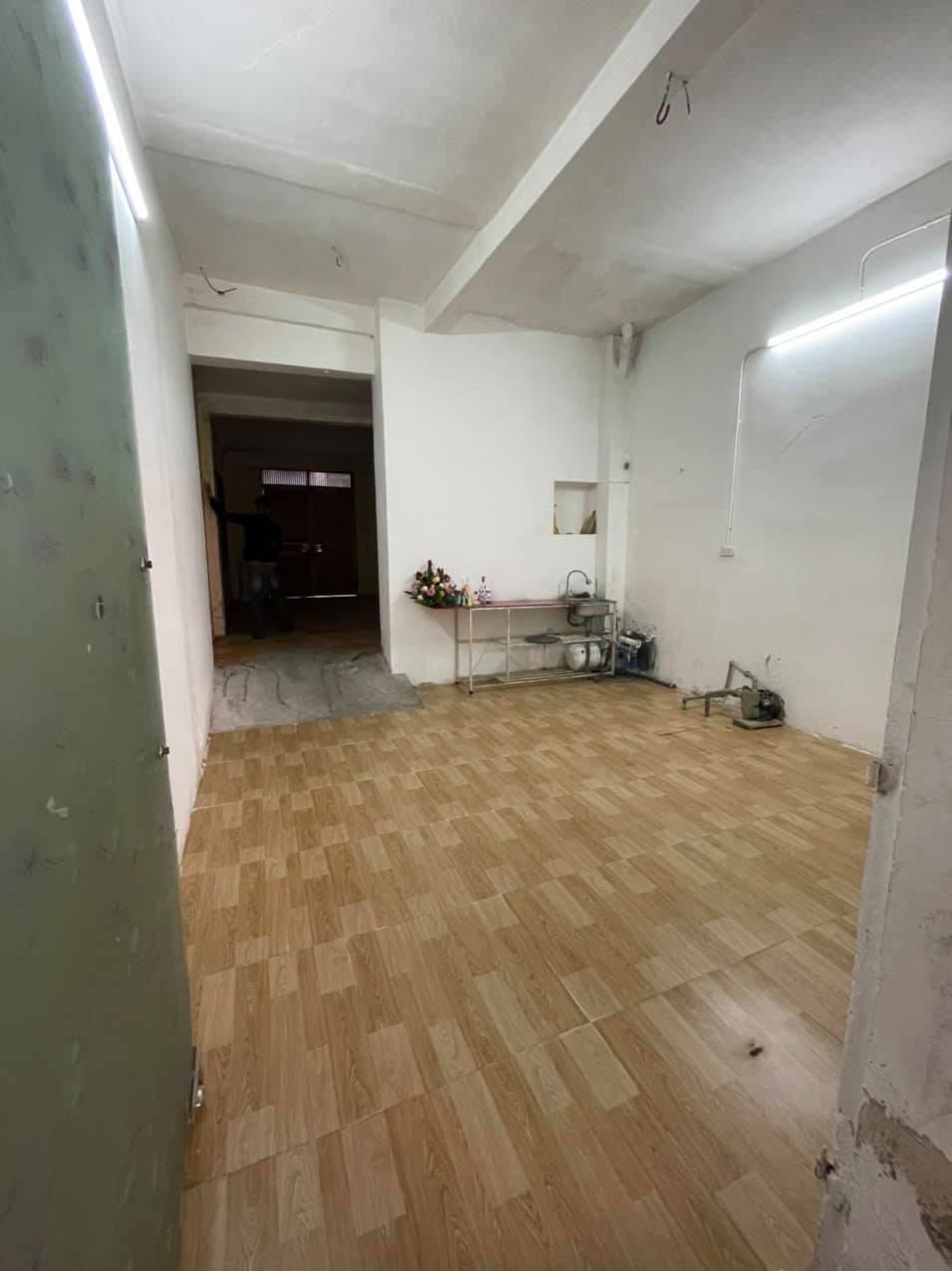 Bán nhà mặt phố Linh Lang – 93m2 x 4 tầng- Giá 31 tỷ