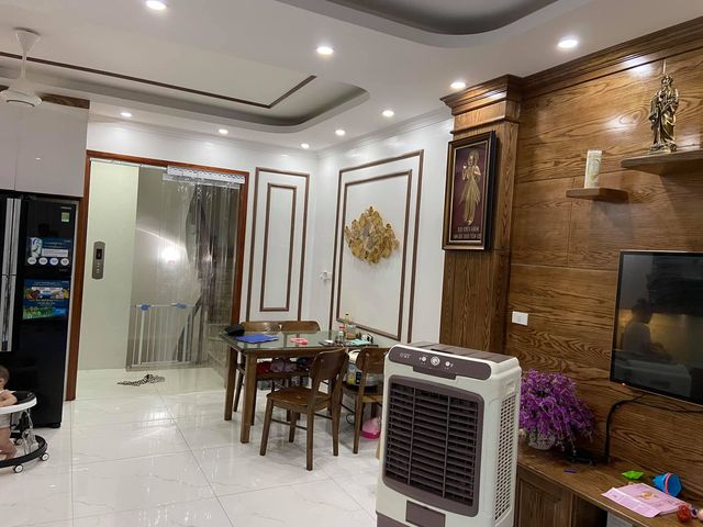 Bán nhà phố Núi Trúc quận Ba Đình. Thông các tuyến phố: Giảng Võ, Nam Cao, Kim Mã. Gần trường Quốc tế Việt Pháp, THCS Giảng võ,THPT Nguyễn Trãi. Vài bước chân ra hồ Giảng Võ, Khách Sạn Hà Nội. Ngõ thông. Ô tô đỗ cửa, vào nhà. Căn nhà mới xây dựng được vài năm trên diện tích: 72m2, từ tầng 2 đua ra là: 80m2. Mặt tiền thênh thang: 8m. Nhà xây dựng 4 tầng trên bản thiết kế 8 tầng kiên cố, hiện đại, nội thất nhập khẩu sang trọng. Gồm 4 phòng ngủ khép kín. Sổ đỏ đẹp, cất két chờ giao dịch. Giá của gia đình là: 15.2 tỷ - Có thương lượng.