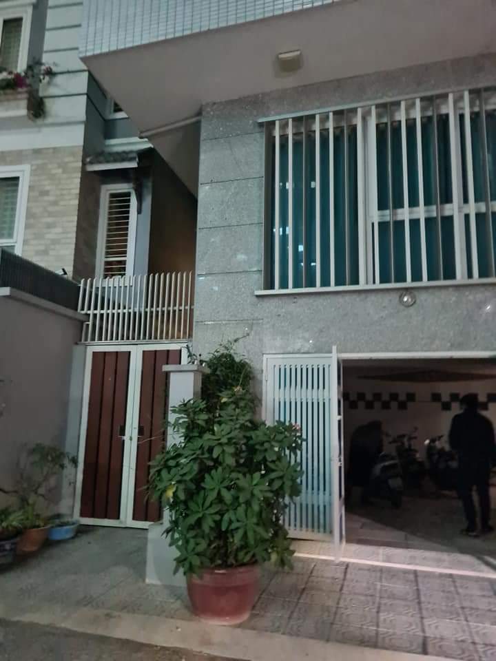 Tòa nhà xây dựng siêu to 180m2 vị trí đẹp oto tránh sẵn sàng chia dc 3 phòng/1 tầng.