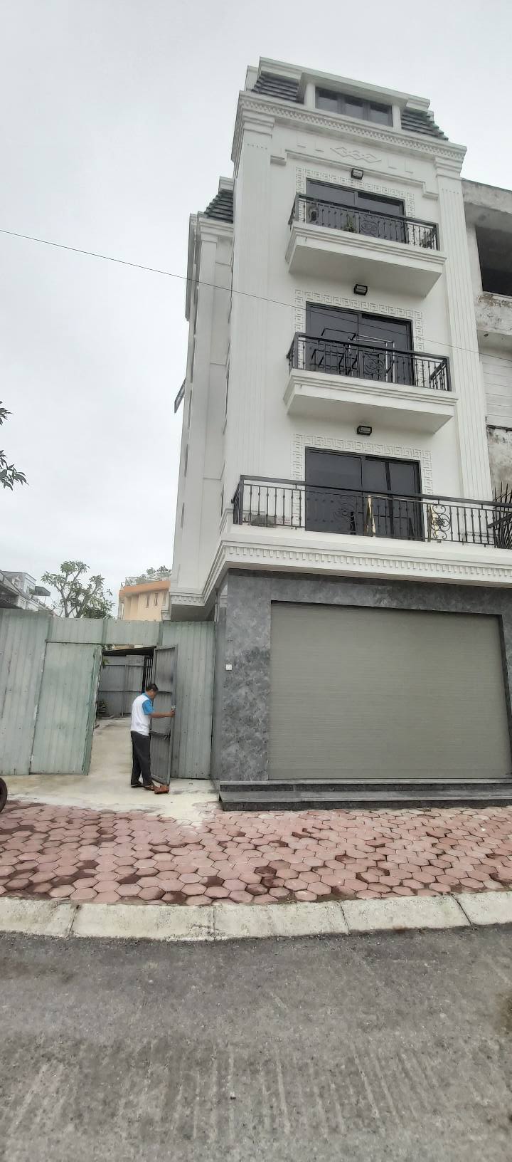 CHỈ NHỈNH 10 TỶ CÓ NGAY NHÀ MẶT PHỐ, KINH DOANH SẦM UẤT, HỘ KHẨU HOÀN KIẾM .