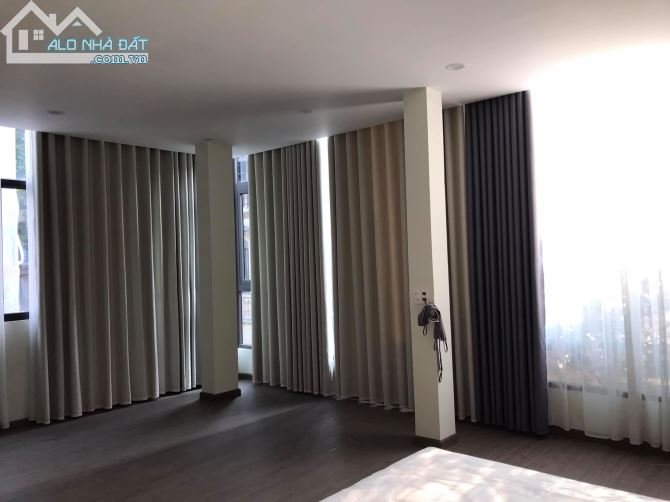 Bán nhà mặt phố Yên Phụ, dt 42m x 6 tầng, lô góc, giá chỉ 14 tỷ. View hồ Tây.