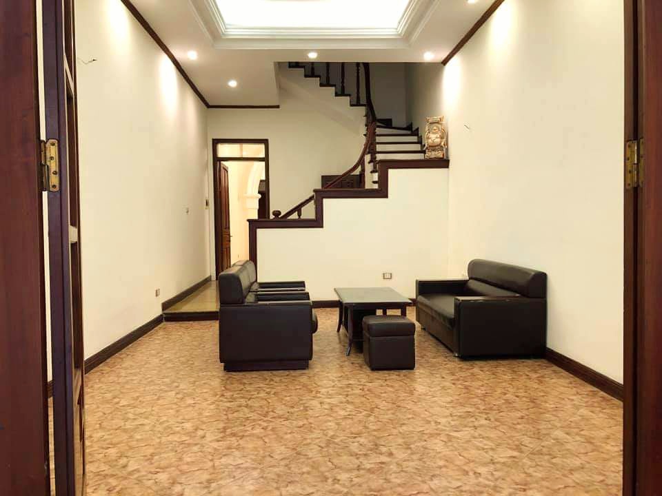 BÁN NHÀ THÁI HÀ TRUNG TÂM ĐỐNG ĐA, DIỆN TÍCH RỘNG, Ô TÔ VÀO NHÀ, 098.115.8.507. + Nhà ngay đầu ngõ đứng nhìn phố. Vị trí đẹp, ngõ ô tô vào ra thoải mái. + Kiến trúc hài hoà, hiện đại, DT 100m2, 4 tầng, MT 4.5m, ở ngay. + Sổ đỏ chính chủ. LH(26.2): Mrs Dung 098.115.8.507.