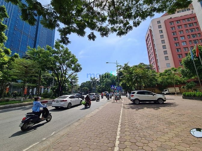 Mặt phố Hoàng Quốc Việt lô góc mặt sau nhà ngõ ô tô vỉa hè quá rộng.
