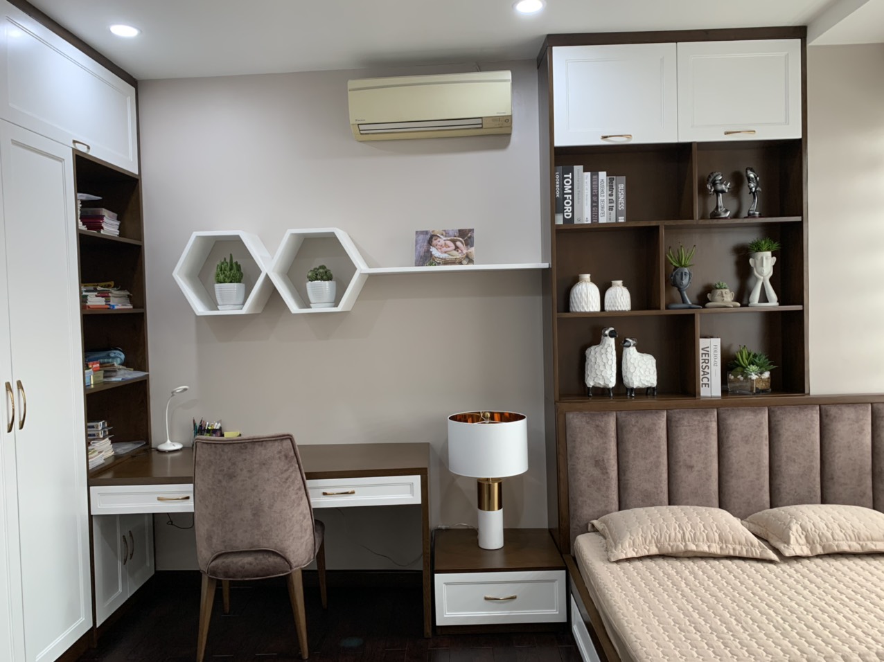 Chính chủ bán biệt thự Vimeco Nguyễn Chánh - Trung Hòa DT 140m2 x 5T, MT 10m