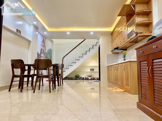 BÁN NHÀ CẦU GIẤY, BIỆT THỰ, LÔ GÓC, Ô TÔ VÒNG QUANH NHÀ, 100M2, MẶT TIỀN 9M, MẶT TIỀN HAI