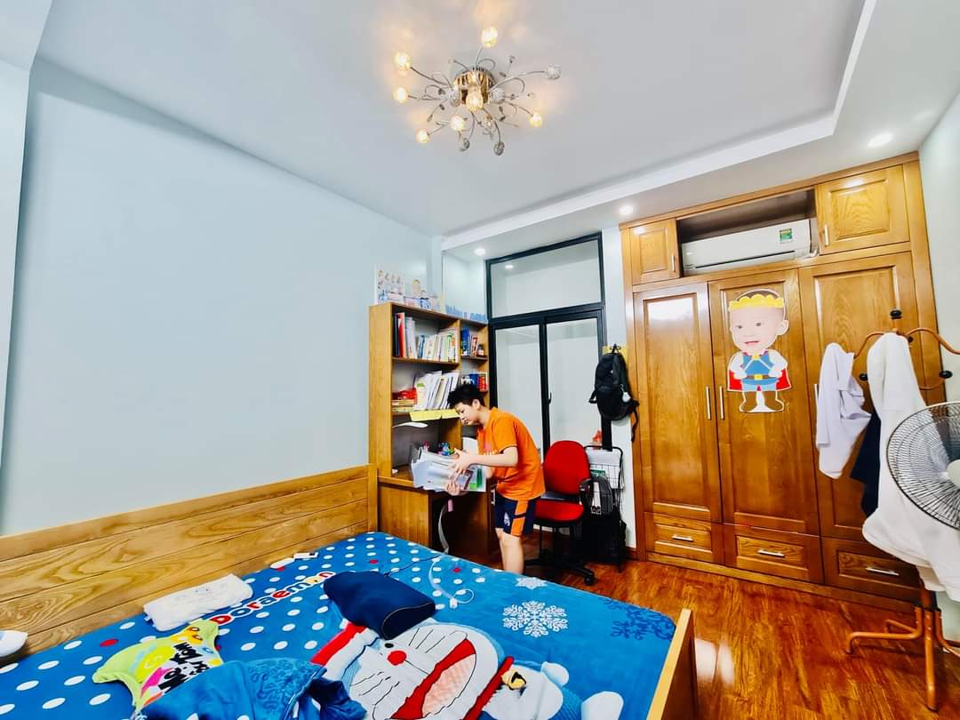 BÁN NHÀ MẶT PHỐ HÀNG BÀI 57m2, 5.7m MẶT TIỀN. 30 tỷ Ngày đăng: 05/01/2022 Mô Tả : + Nhà nằm ở vị trí đắc địa của phố Hàng Bài, đoạn ngay ngã tư Hàng Bài, Phố Huế. + Nằm trên con phố kinh doanh sầm uất mọi ngành nghề và bất kể thời gian. + Mặt tiền rộng nên làm gì cũng tiện và hái ra tiền. + Diện tích 57m2, nhà 6 tầng thang máy nhập khẩu. Mặt tiền 5.7m + Nhà xây thông sàn để kinh doanh để ở hoặc cho ngân hàng hay văn phòng thuê tùy vào ý chủ nhân mới. + Sổ đỏ chính chủ, pháp lý sạch, sổ đẹp, sẵn sàng sang tên khi đủ tiền.