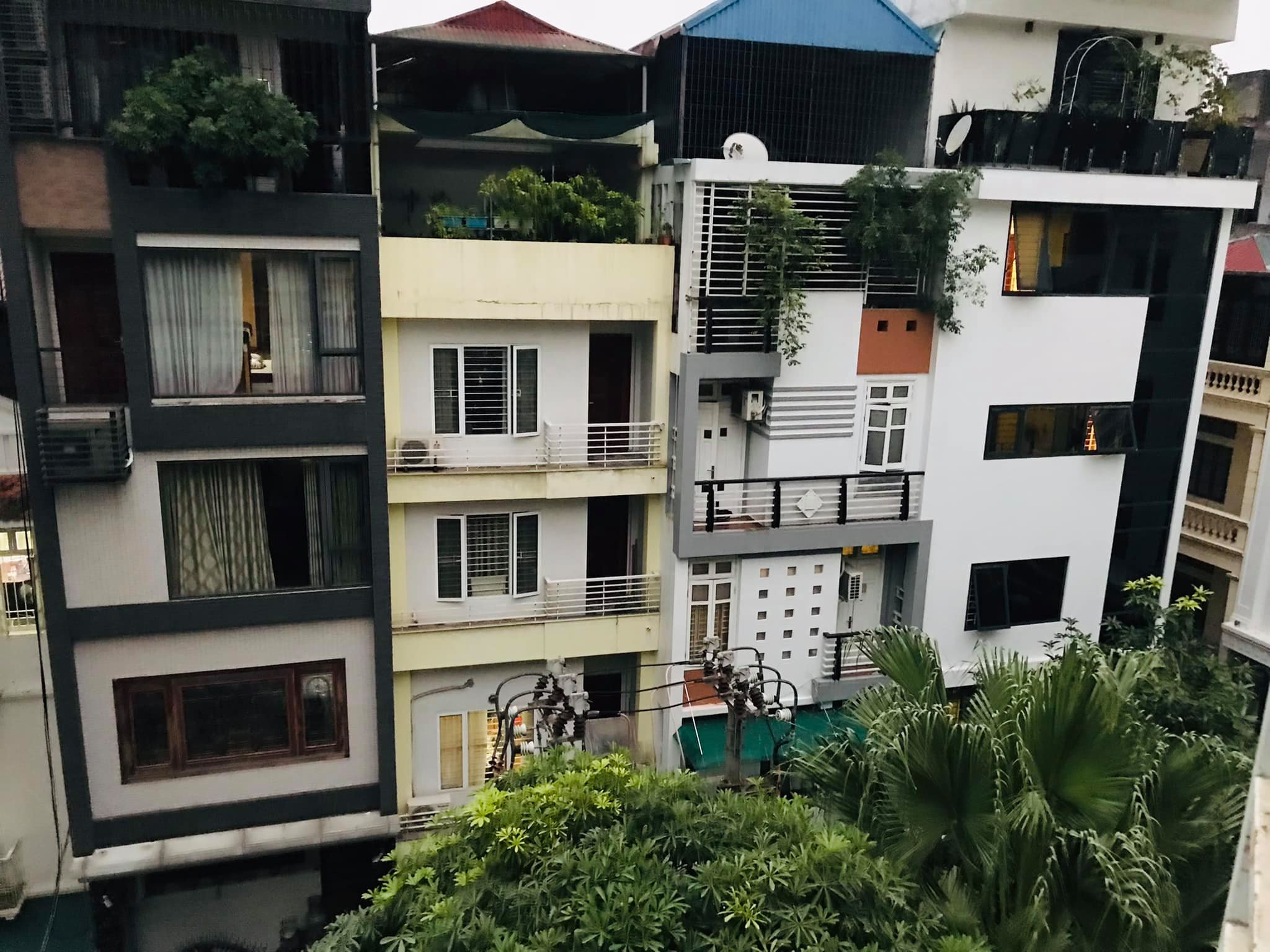 BÁN NHÀ TRUNG TÂM ĐỐNG ĐA, LÔ GÓC, ĐƯỜNG Ô BÀN CỜ, KINH DOANH, Mrs Dung 098.115.8.507. + Nhà lô góc, đường ô bàn cờ, vừa ở vừa cho thuê cực phù hợp. + Diện tích 60m2, 5 tầng, mặt tiền 11m siêu khủng, thiết kế mỗi tầng 2 phòng, cầu thang giữa. Có thể bố trí lắp thêm thang máy. + Sổ đỏ chính chủ, sẵn sàng giao dịch. LH(19.3) Mrs Dung 098.115.8.507.