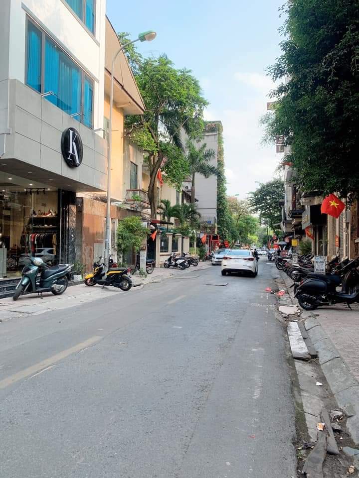 Bán biệt thự, đường Giải Phóng: 125m2 - vỉa hè đá bóng, tiện mở vp cty, nhà hàng