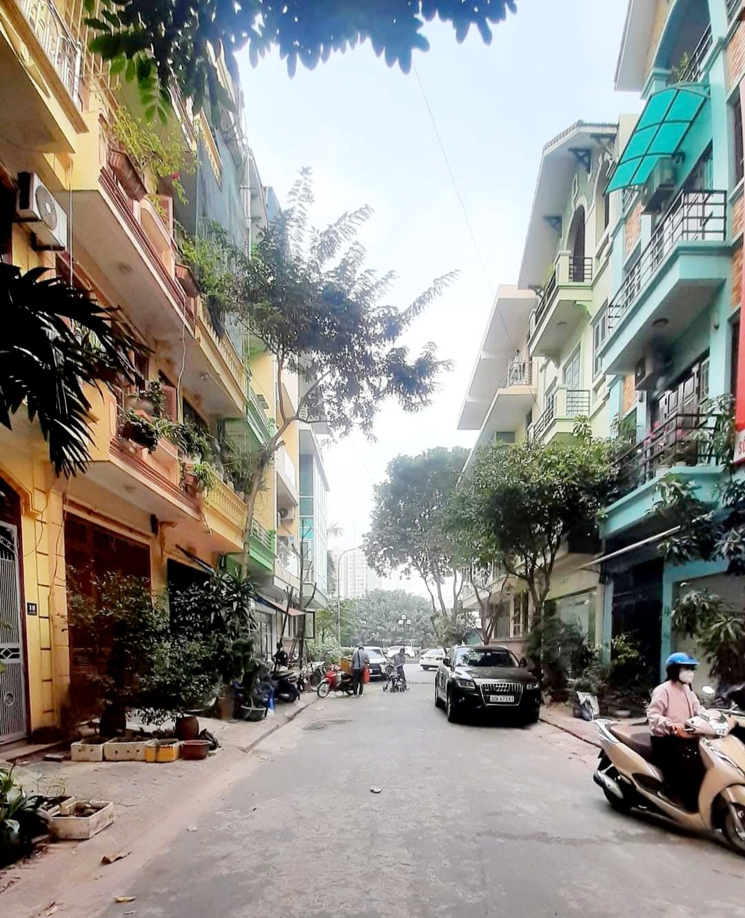 PHÂN LÔ TRUNG YÊN, Ô TÔ TRÁNH, VỈA HÈ RỘNG, Ở, KINH DOANH VĂN PHÒNG, 098.115.8.507. + Mặt phố đường phân lô khu đô thị Trung Yên. Trước nhà ô tô tránh, vỉa hè rộng, cây xanh, view thoáng. + Nhà xây 43m2, 4 tầng, MT 3.8m. Tầng 1: Gara, Bếp, wc Tầng 2,3 : Mỗi tầng 2 ngủ, wc Tầng 4: 1 Phòng Ngủ, Phòng Thờ, sân phơi + Sổ đỏ phân lô vuông vắn cực đẹp. LH(10): Mrs Dung 098.115.8.507.