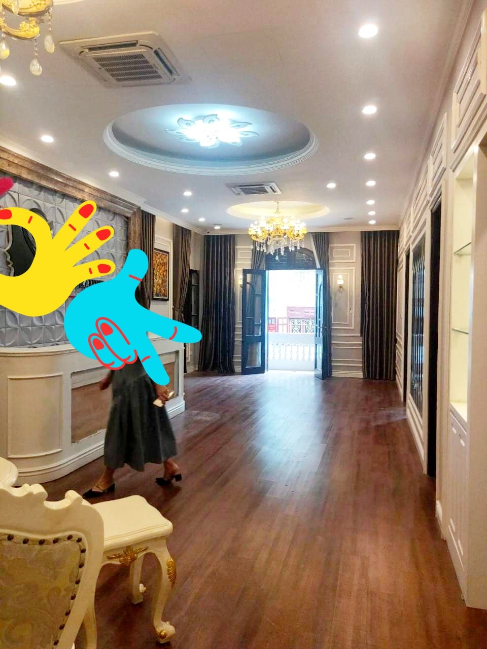 BIỆT THỰ NV KHU ĐTM TRUNG HÒA, MẶT TIỀN RỘNG, VỊ TRÍ ĐẸP ĐƯỜNG HOÀNG ĐẠO THÚY, 098.115.8.507. + Khu phân lô VIP nhất nhì quận, ô tô tránh, vỉa hè, cây xanh, view thoáng, thông các tuyến phố Hoàng Đạo Thúy, Hoàng Ngân, Đỗ Quang,... + Diện tích 150m2, 4 tầng nổi, 1 tầng hầm, mặt tiền 10m siêu rộng với 6 phòng ngủ. + Sổ đỏ đẹp, giao dịch chính chủ. Lh Mrs Dung 098.115.8.507.