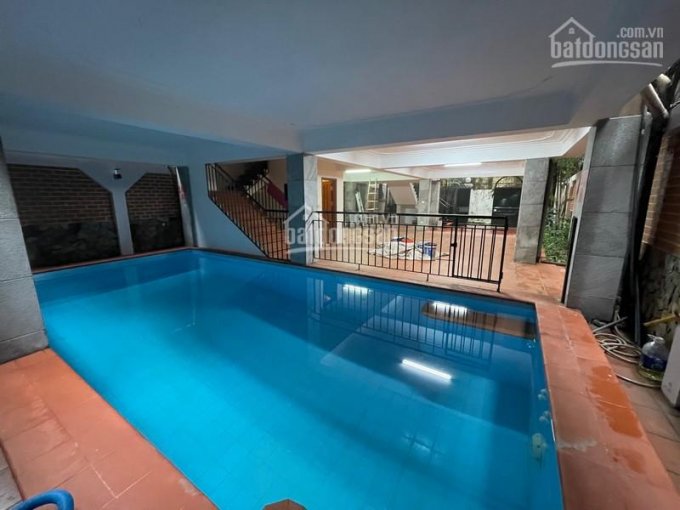 Bán căn biệt thự sân vườn bể bơi ở Hồ Tây xe 7 chỗ đỗ trong sân 2,3 chiếc