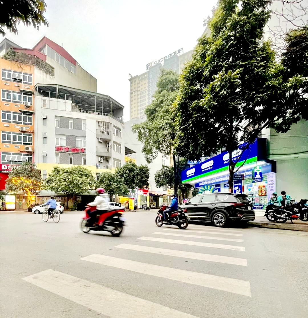 PHỐ DƯƠNG KHUÊ – 8 TẦNG, THANG MÁY, VỈA HÈ, TRUNG TÂM, KINH DOANH ĐẲNG CẤP, 098.115.8.507. + Vị trí: Cực đẹp kinh doanh nhà hàng, ăn uống, cafe, thời trang,... tất tần tật. + DT 60m2, 8 tầng, thang máy xịn, thiết kế lệch tầng. Tổng có 13 phòng. Phù hợp: Ở + cho thuê phòng + Cho thuê mặt tiền kinh doanh. Hoặc cho thuê nguyên nhà làm công ty, văn phòng,... + Sổ đẹp, không lỗi lầm. Lh: Mrs Dung 098.115.8.507.