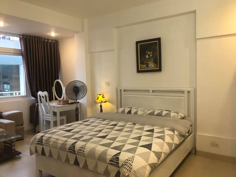 + Diện tích nhà 106m2, 1 tầng, mặt tiền 6.5m, giá chào 27.5 tỷ. + Vị trí mảnh đất cực đẹp nằm gần ngã tư nhiều đường giao nhau sầm uất. + Trung tâm Phố cổ rất tiện đi bộ ra hồ Hoàn Kiếm, Quảng trường Đông Kinh Nghĩa Thục, chợ đêm sầm uất. + Xung quanh nhiều công trình, bệnh viện lớn như Cung văn hóa Việt Xô, Kho bạc Nhà nước, Đài tiếng nói Việt Nam, bệnh viện K, Phụ sản TW, Việt Đức. + Nhà 1 tầng phù hợp làm địa điểm Hiệu thuốc, Phòng khám, Spa, kinh doanh ẩm thực, ăn uống. + Sổ đỏ chính chủ, pháp lý rõ ràng, sẵn sàng sang tên ngay.