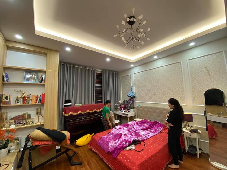 Cần bán nhà đẹp phố Tây Hồ 120m2, 6 tầng, gara, ngay sát Hồ Tây, trước nhà 3 ô tô tránh