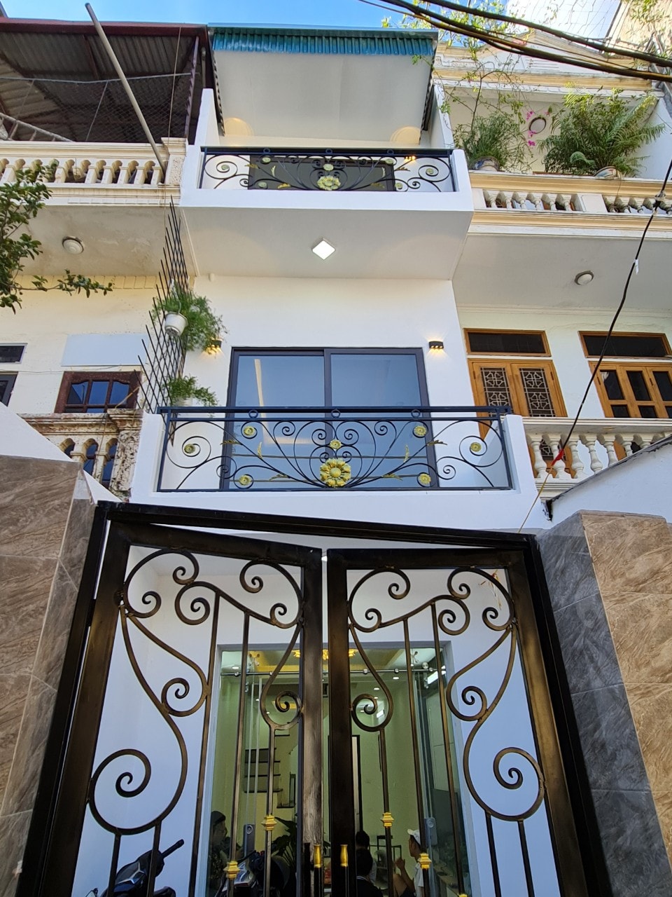 Bán nhà 50m2 Trần Thái Tông 12.7 tỷ phân tô ô tô kinh doanh nhà đẹp.