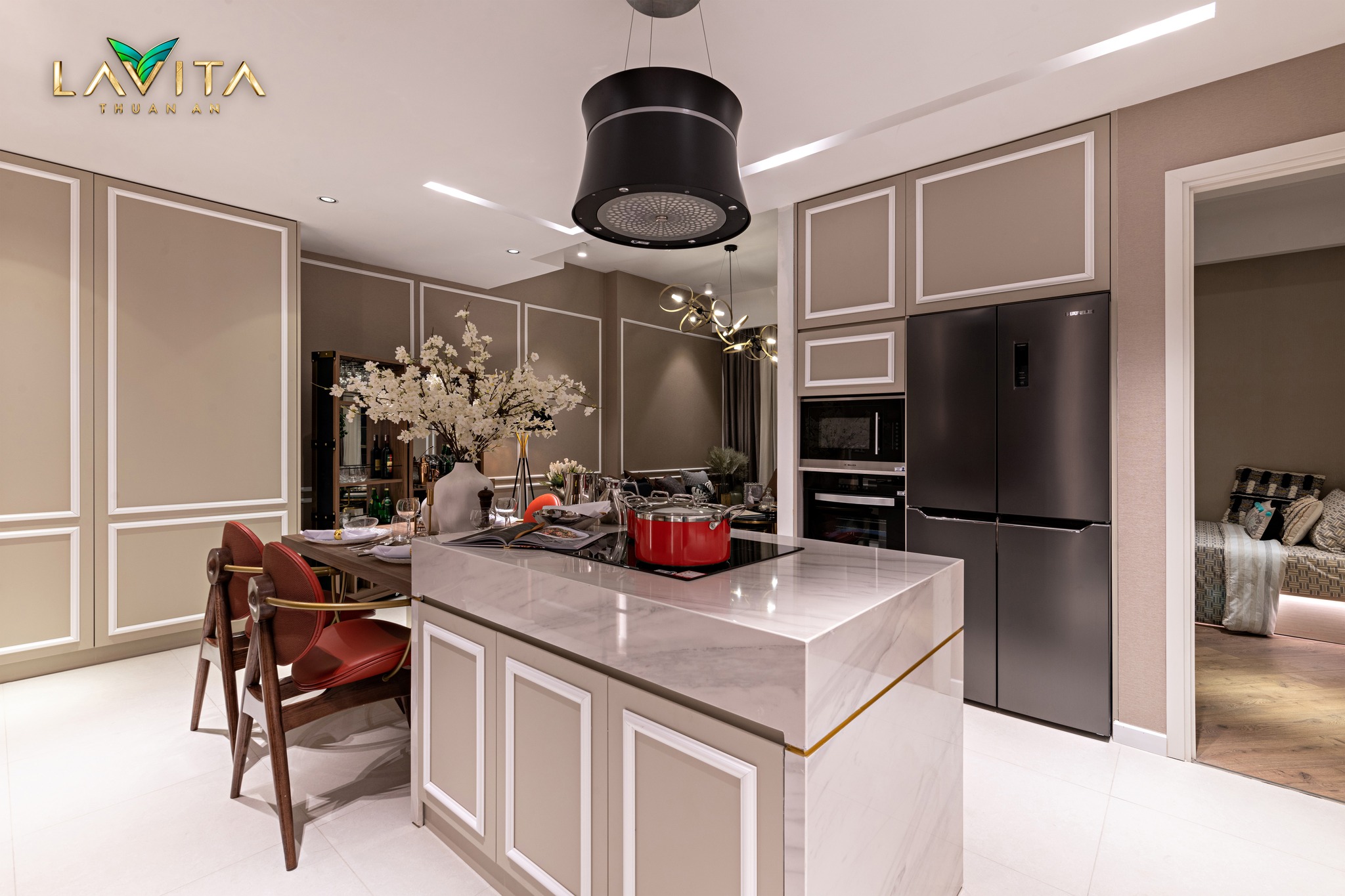 Bán nhà 4 tầng 118,3m2, nội thất gỗ lim. Đường Võ Chí Công, nhà 2 mặt ngõ ô tô, có sân rộng đỗ xe