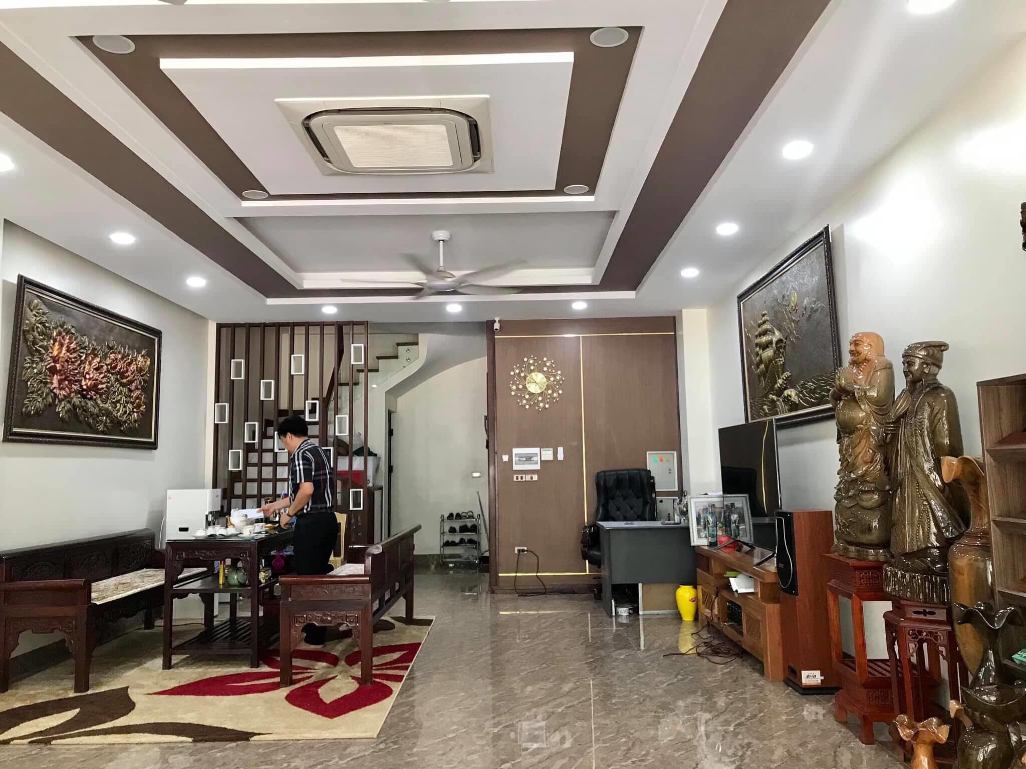 Bán Gấp Tòa Nhà 9 Tầng Phố Hoàng Cầu Đống Đa. 130m2, MT 18m, Giá 42 Tỷ