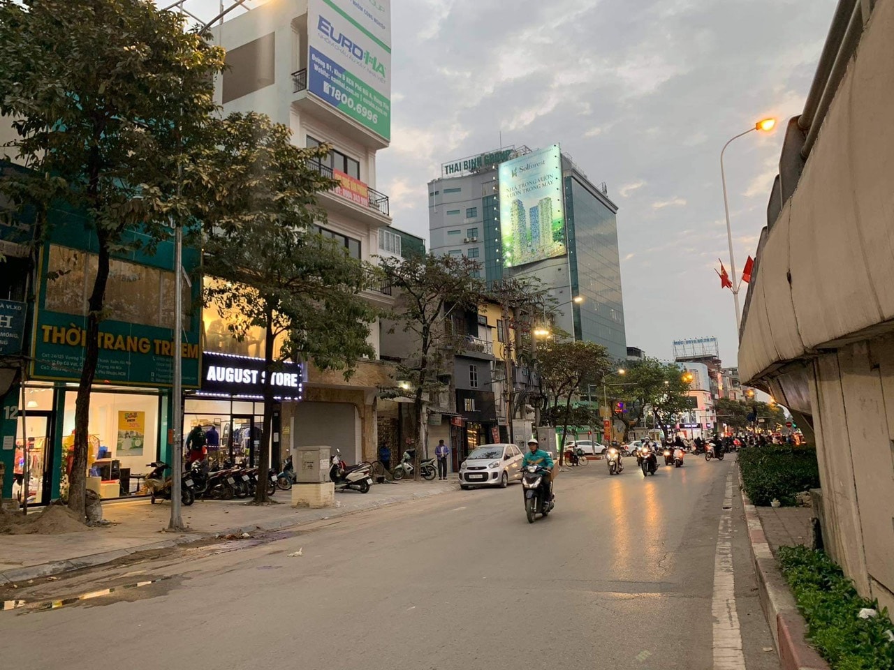 Bán nhà mặt phố Hào Nam, Đống Đa diện tích 69m 15.8 tỷ cho thuê 45tr/ tháng vỉa hè đá bóng