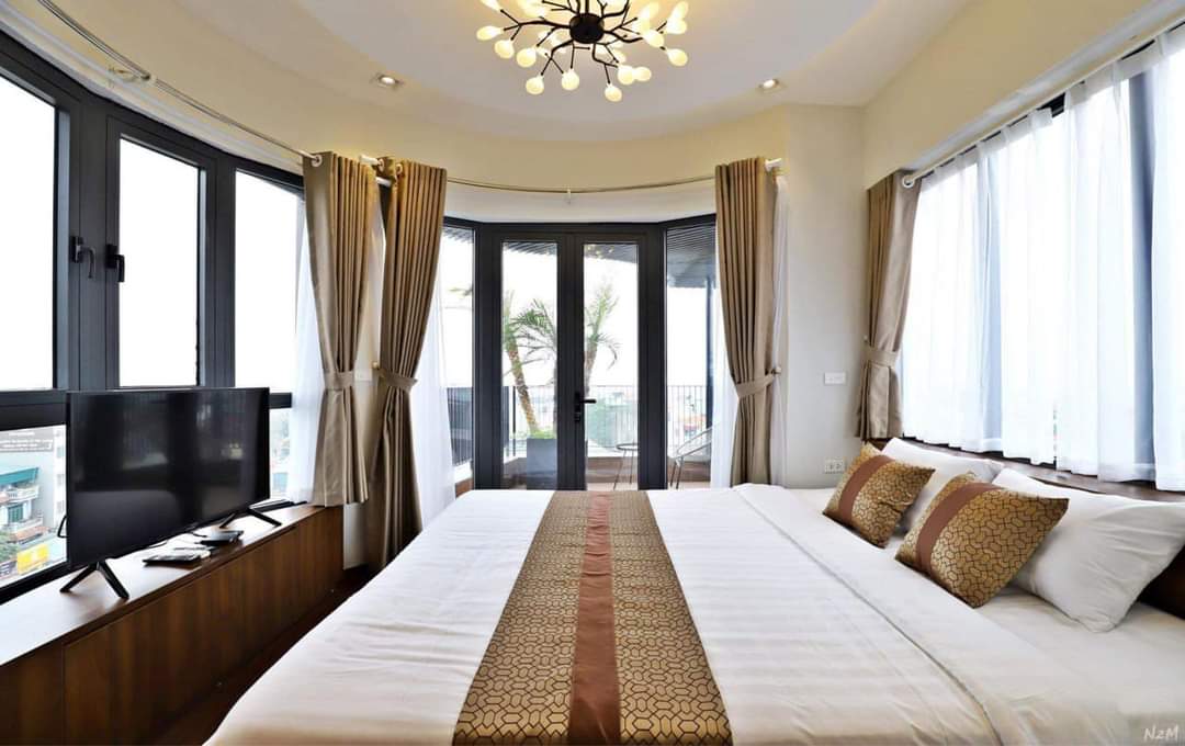 Bán nhà phố Lạc Long Quân, Tây Hồ, 135m2 MT 6,5m phù hợp xây VP chung cư mini thuê