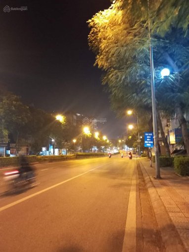 Bán nhà mặt phố Nguyễn Văn Cừ, Long Biên, 2 vỉa hè rộng, khu vực kinh doanh sầm uất.