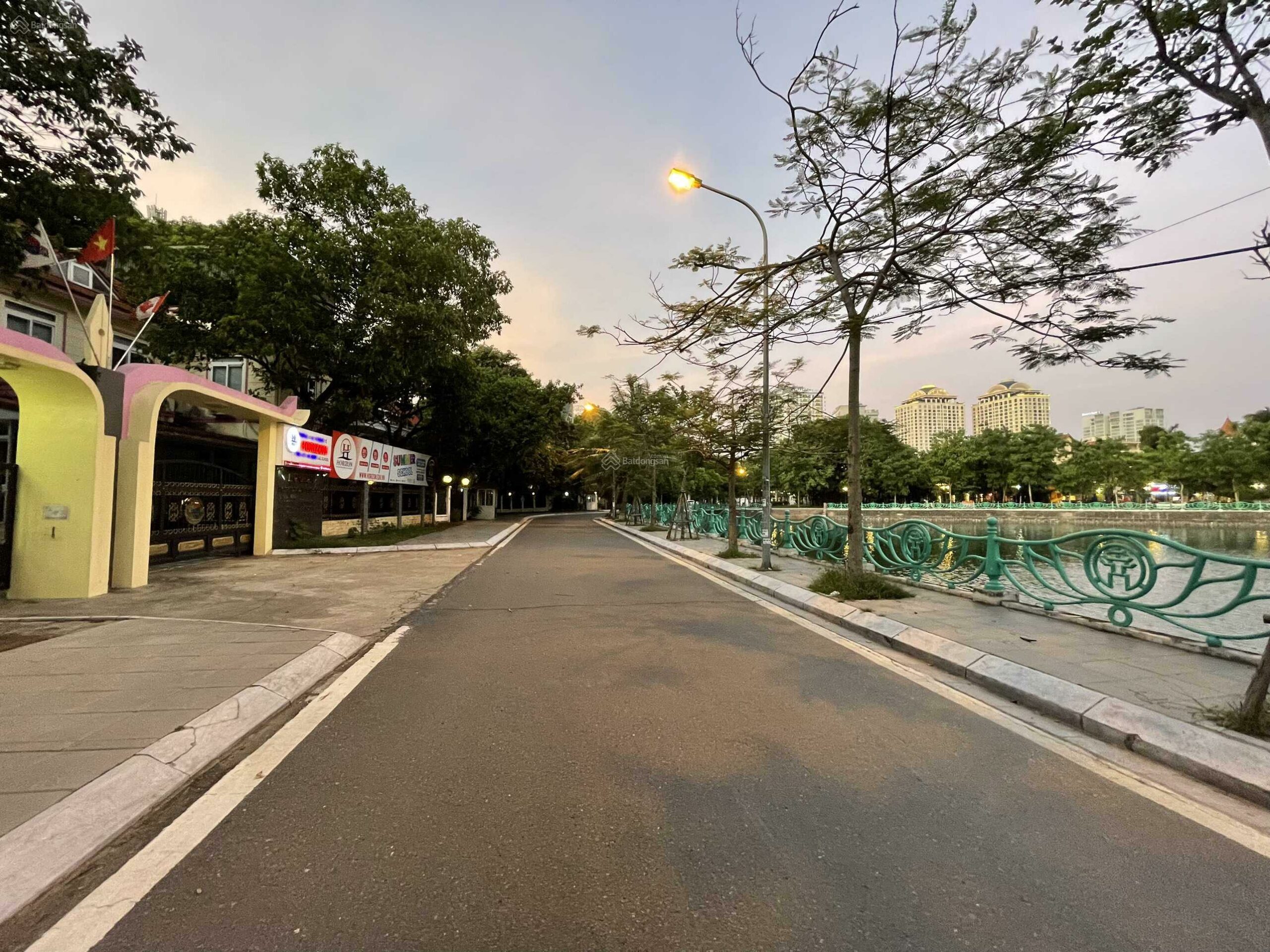 Bán gấp nhà 188m2 mặt tiền 10m mặt phố Quảng An, quận Tây Hồ