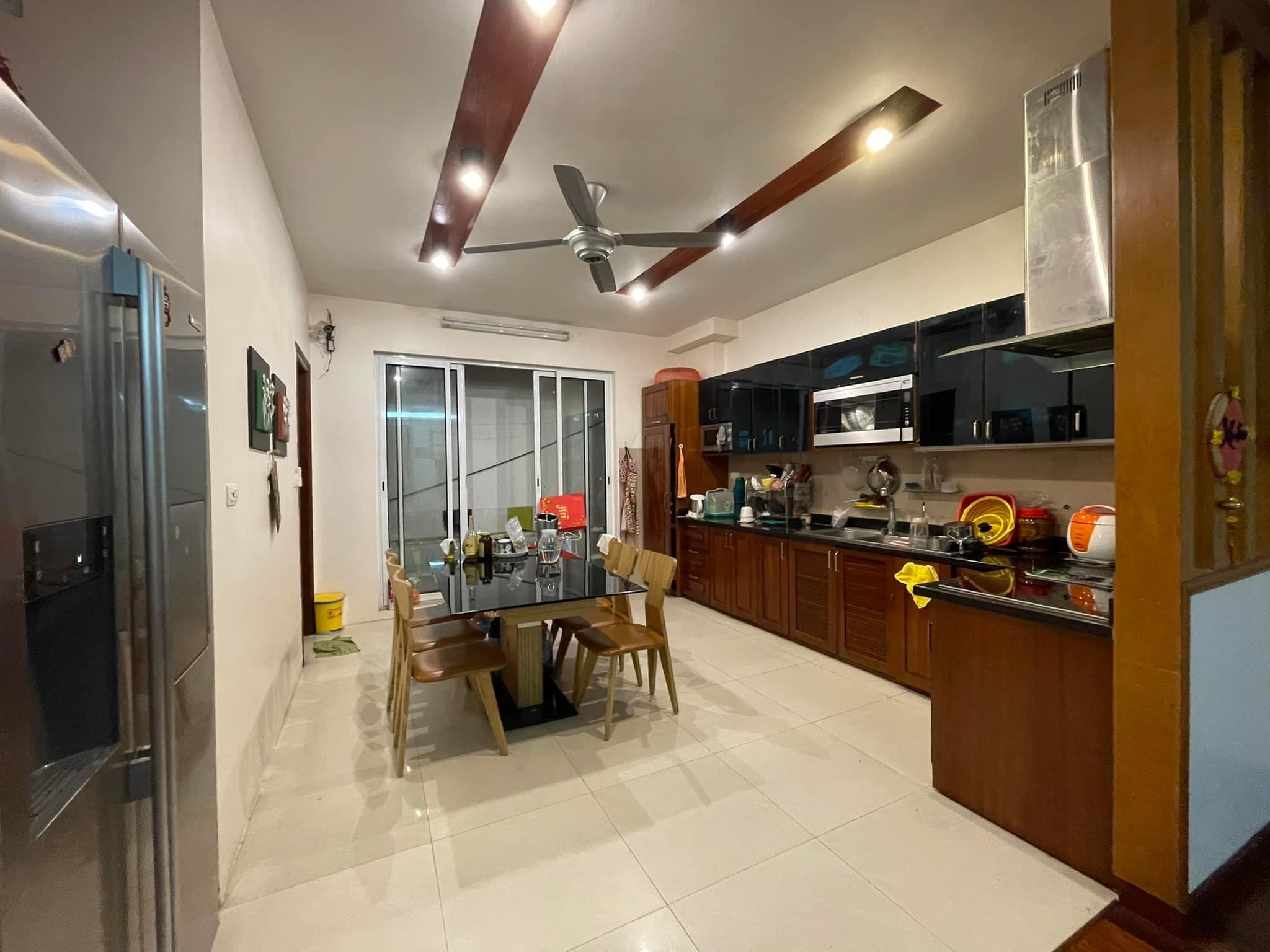 Nhà nằm trên mặt phố Mai Anh Tuấn View chọn Hồ Đống Đa, vị trí đắc địa, kinh doanh hoặc làm văn phòng đều đỉnh.