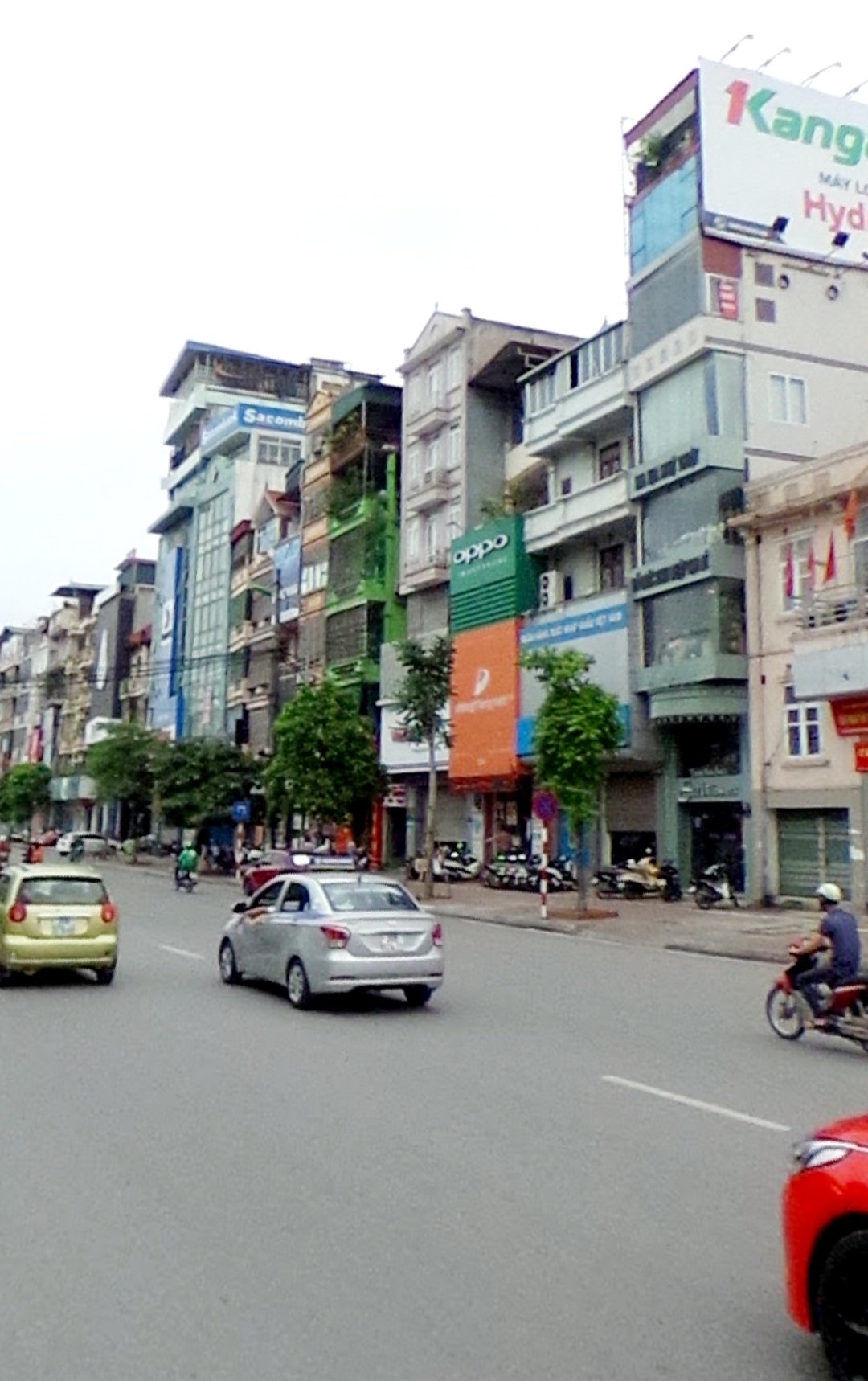 BÁN ĐẤT MẶT PHỐ XÃ ĐÀN, VỊ TRÍ ĐẸP, MẶT TIỀN RỘNG, CỰC HIẾM, 098.115.8.507. + Mặt phố lớn, mặt tiền rộng, vị trí siêu đẹp. Sau nhà là mặt ngõ thoáng, cực lợi thế khi xây dựng building cao tầng có lối thoát hiểm sau. + Thửa đất đẹp, 60m2, MT 5.5m. sổ nở hậu. Thiện chí thương lượng. LH(35): Mrs Dung 098.115.8.507