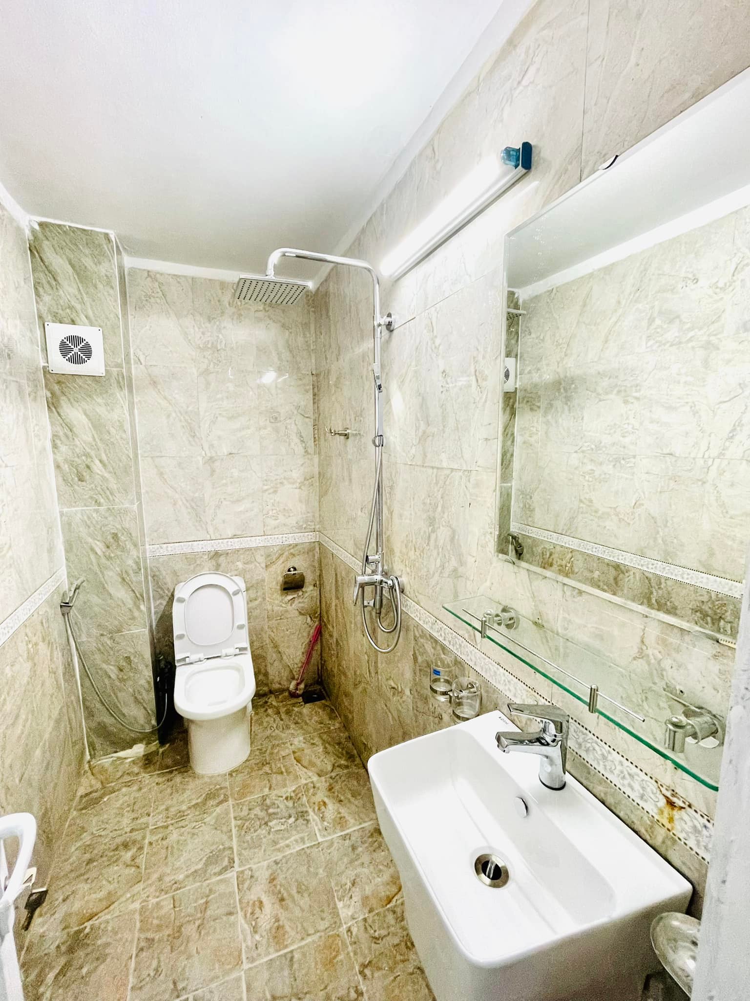 MẶT PHỐ - 8 TẦNG THANG MÁY 136M2 XÂY 8 TẦNG GIÁ 24 tỷ NỞ HẬU 2 PHÒNG