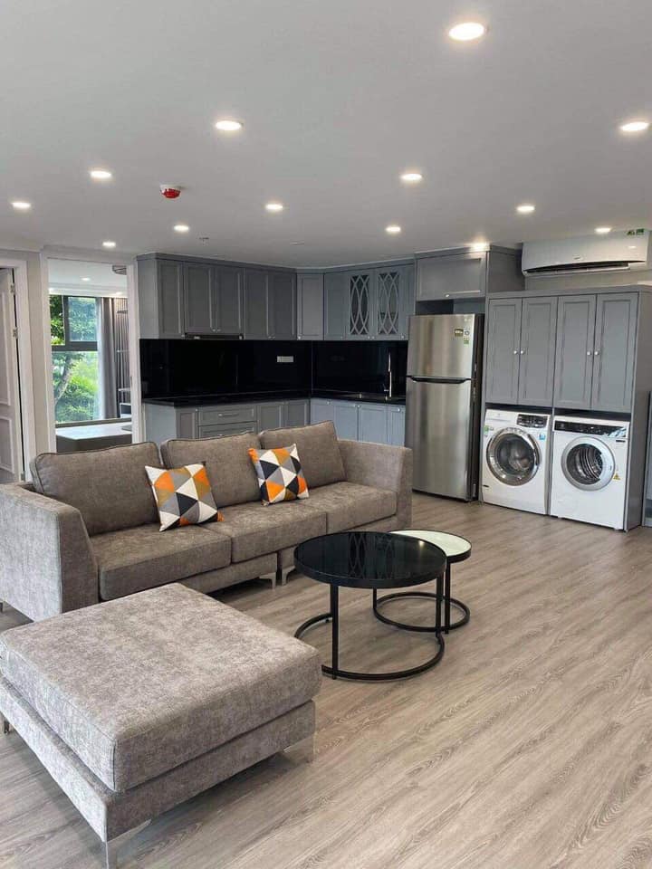 SHOPHOUSE MỸ ĐÌNH PEARL, ĐẦU TƯ DÒNG TIỀN SINH LỜI TỐT. + Shophouse trong quần thể dự án Mỹ Đình Pearl, vị trí đẹp, mặt đường Châu Văn Liêm. + Nhà bán gồm: 1 căn shophouse 2 tầng (mỗi sàn 40m2): Hiện đang để thô, khách hoàn thiện theo nhu cầu kinh doanh, sử dụng. 1 căn chung cư 74m2, 2 Phòng ngủ, đã hoàn thiện full nội thất đẹp (Đang cho thuê 13 triệu/tháng) + Sổ vĩnh viễn. Giá bao gồm cả 2 sản phẩm hiện trạng đã nêu. LH(13)