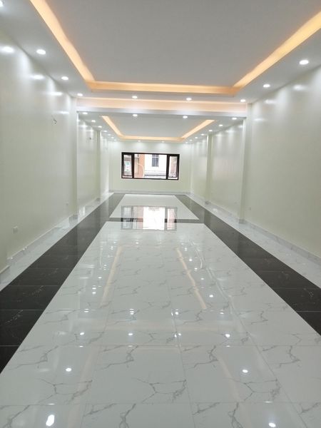 MẶT NGÕ Ô TÔ, KINH DOANH SẦM UẤT, CÁCH MẶT PHỐ MỸ ĐÌNH 20M, + Khu vực kinh doanh cực kỳ sầm uất, ngõ ô tô, thông nhiều ngả, + Nhà đẹp, 140m2, 4 tầng, MT 5m. Thiết kế thông sàn tầng 1,2. Tầng 3,4: Tổng 04 phòng ngủ. + Sổ đỏ vuông vắn không lỗi phong thủy. LH(16.5) Mrs Dung 098.115.8.507