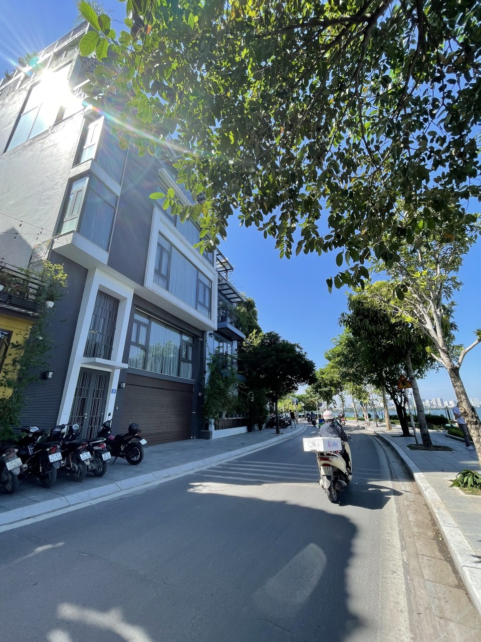 CẦN BÁN NHÀ HOÀNG CẦU-VIEW HỒ-THANG MÁY-KINH DOANH SẦM UẤT-THUÊ 70TR/ THÁNG-75M-23 TỶ. + Vị trí đẹp của phố Hoàng Cầu Đống Đa, view hồ, 2 thoáng, khu vực kinh doanh sầm uất ngày đêm.