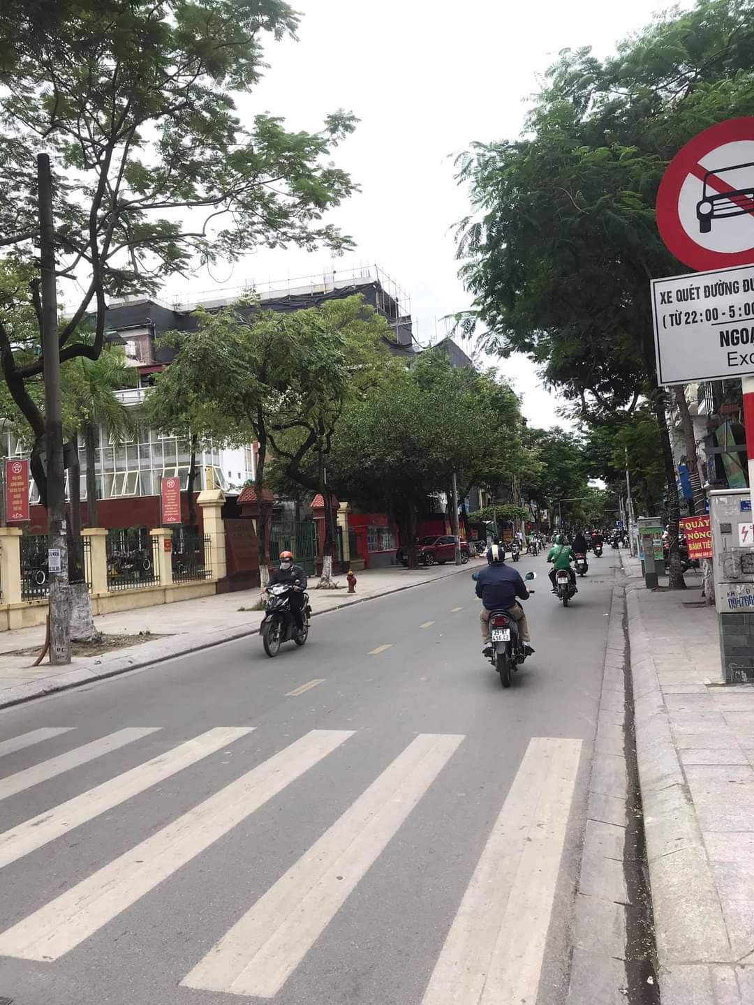 MẶT PHỐ KINH DOANH CỰC ĐINH-VỈA HÈ ÔTÔ TRÁNH- ĐỘI CẤN-BA ĐÌNH- DT 80m2-5T-MT 4m- Giá 18,3 tỷ.