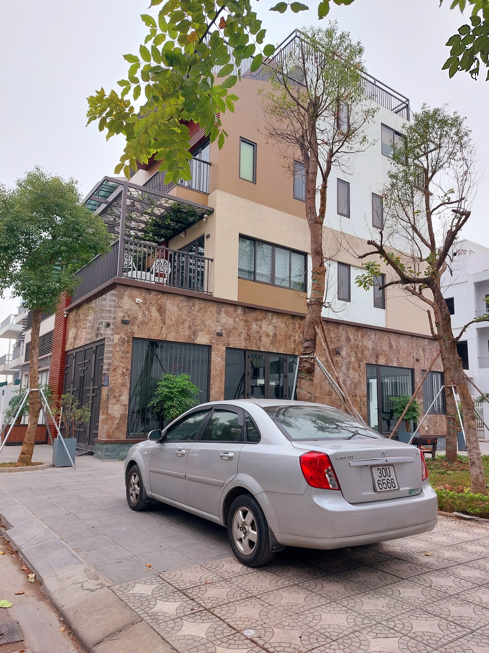 BIỆT THỰ NHÀ VƯỜN KHU ĐTM TRUNG HÒA, MẶT TIỀN RỘNG, VỊ TRÍ ĐẸP, TRUNG TÂM, CỰC VIP ĐƯỜNG HOÀNG ĐẠO THÚY, 098.115.8.507. + Nhà khu phân lô, ô tô tránh, vỉa hè, cây xanh, view thoáng, thông tuyến phố VIP Hoàng Đạo Thúy, Hoàng Ngân, Đỗ Quang,... + Diện tích 140m2, 4 tầng nổi, 1 tầng hầm, mặt tiền 10m siêu rộng, 6 phòng ngủ. + Sổ đỏ đẹp, giao dịch chính chủ. LH(41.5) Mrs Dung 098.115.8.507.