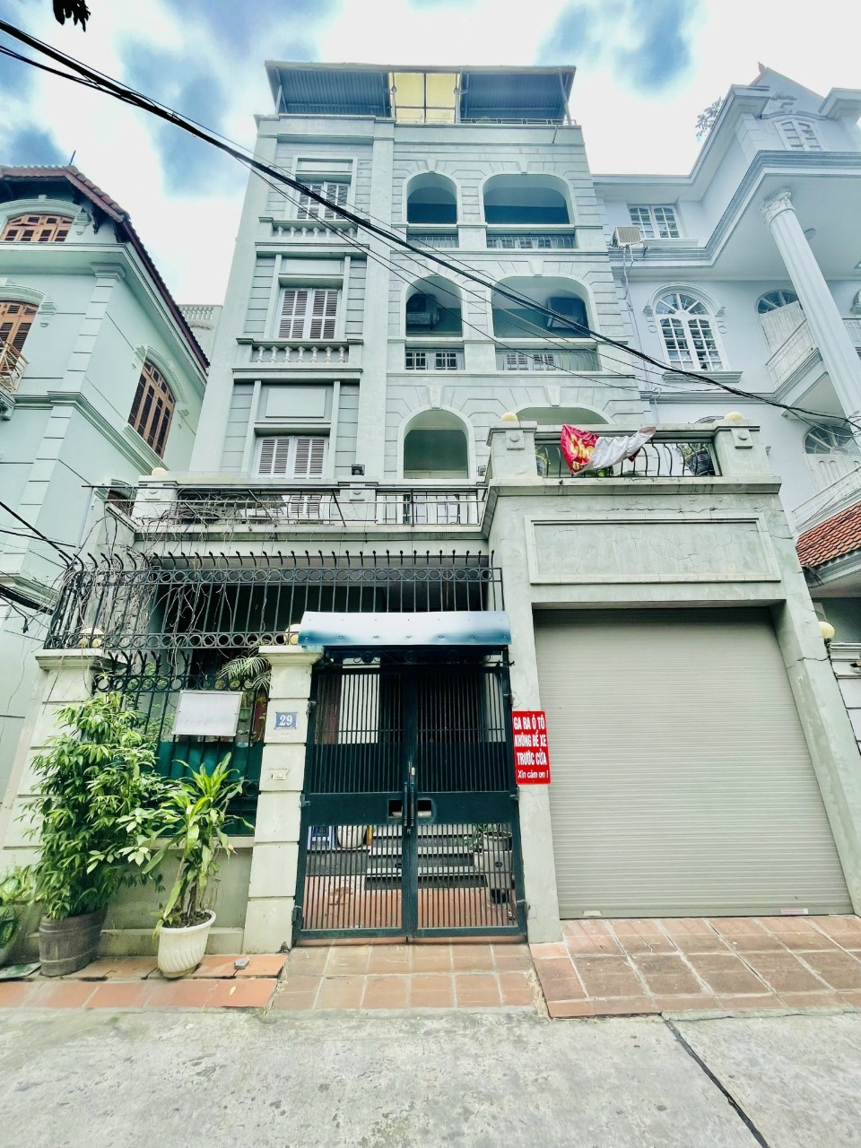 Bán gấp nhà mặt phố Hoàng Cầu, quận Đống Đa. + Vị trí đắc địa siêu độc hiếm, siêu đẹp, vỉa hè 8m siêu rộng, để xe kinh doanh thoải mái. Vị trí cực kỳ hiếm, nhiều quan chức, đại gia tìm kiếm, sở hữu.