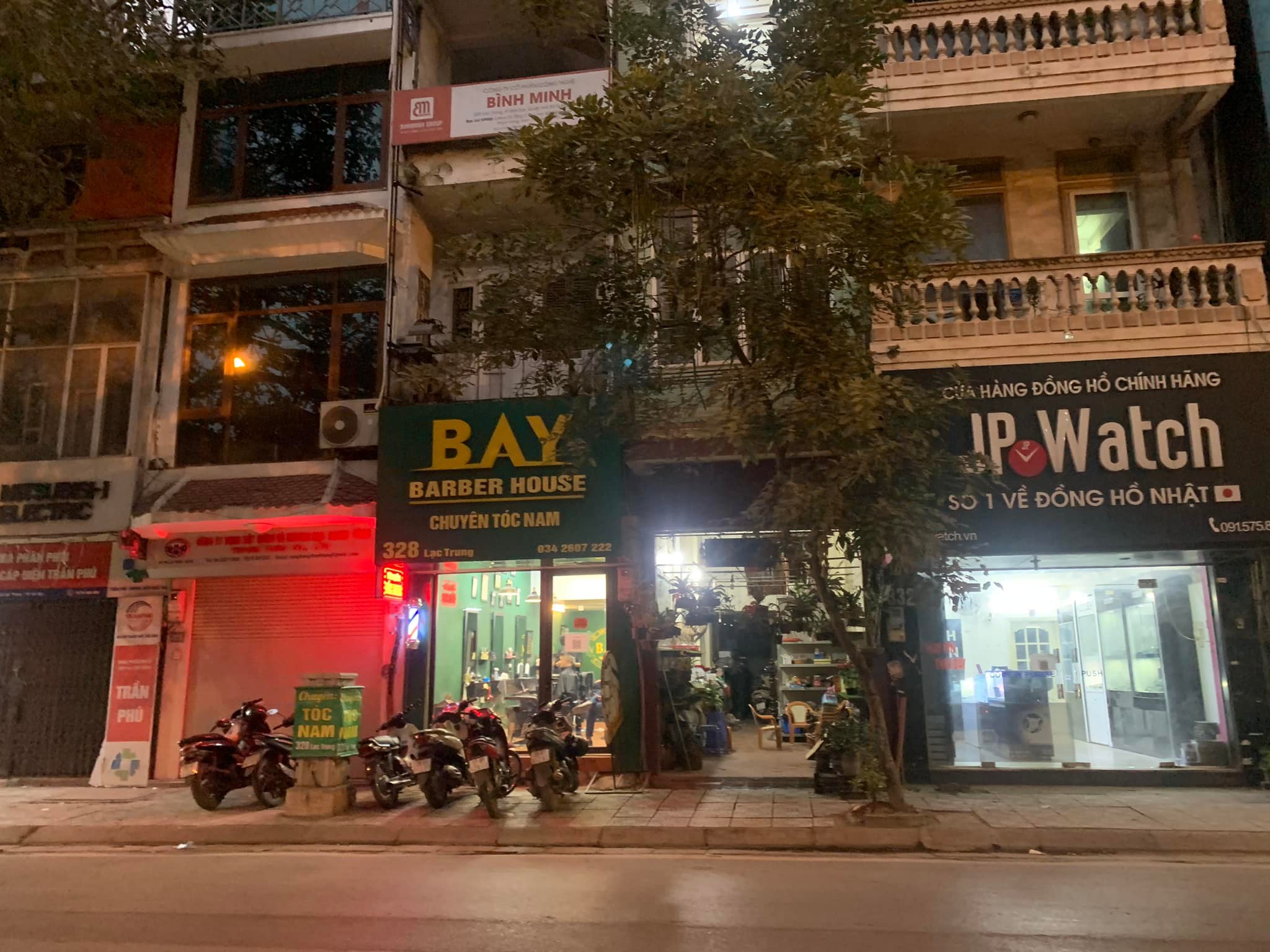 1 MẶT PHỐ 1 MẶT NGÕ - VỈA HÈ ĐỂ XE - KINH DOANH SẦM UẤT - THỬA ĐẤT VUÔNG ĐẸP.