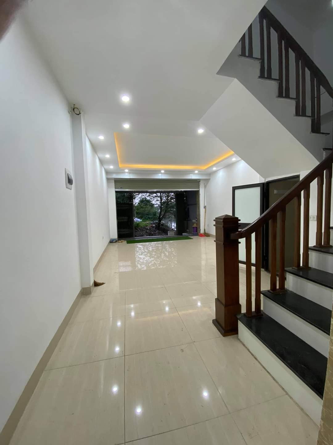 MẶT PHỐ VỈA HÈ KINH DOANH SẦM UẤT-TÂN THỤY-LONG BIÊN-DT 100m2-7T-MT 4,4m-Giá 26 tỷ.