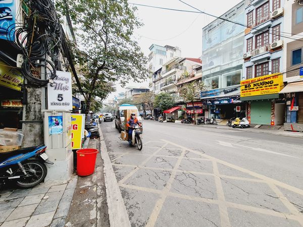 ♦️ MẶT PHỐ CỔ - GIÁP CHỢ ĐỒNG XUÂN. ♦️ HIỆN TRẠNG NHÀ CŨ , CHO THUÊ 20TR GIỮ NHÀ. ♦️ SỔ 1 CHỦ , GIAO DỊCH NGAY.