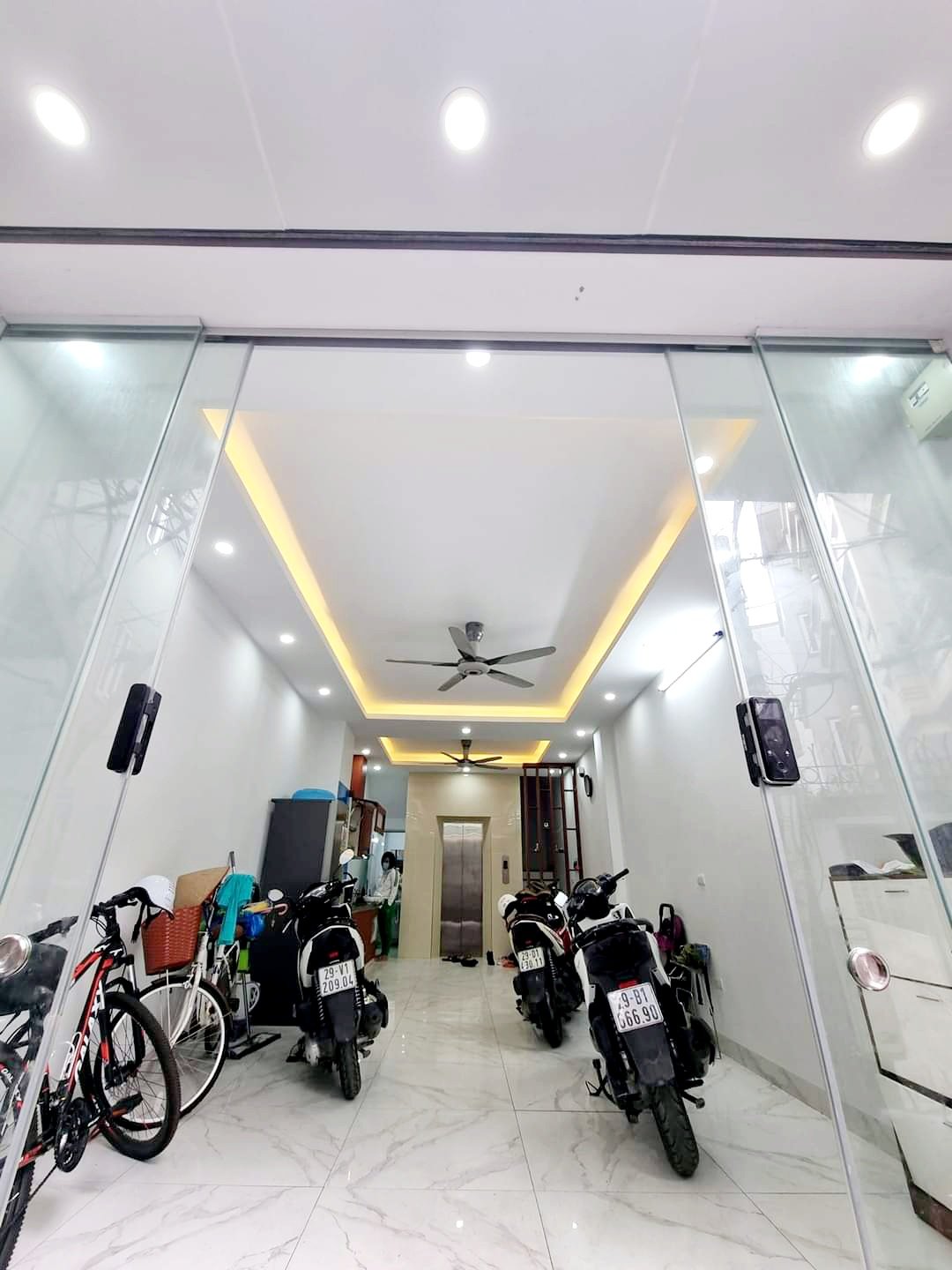 BÁN NHÀ CĂN GÓC, MỚI ĐẸP, THANG MÁY, PHỐ TRẦN CUNG, NGÕ THÔNG, Ô TÔ QUA, KINH DOANH, 098.115.8.507. + Nhà mặt ngõ thông, ô tô qua nhà, vị trí có thể kinh doanh. + Diện tích 50m2, 6 tầng, MT 4.3m, thiết kế thông sàn, thang máy hiện đại, nội thất nhập khẩu, cầu thang cuối. + Sổ đỏ chính chủ, vuông vắn, sẵn giao dịch, thiện chí bán. LH(11.2) Mrs Dung 098.115.8.507.