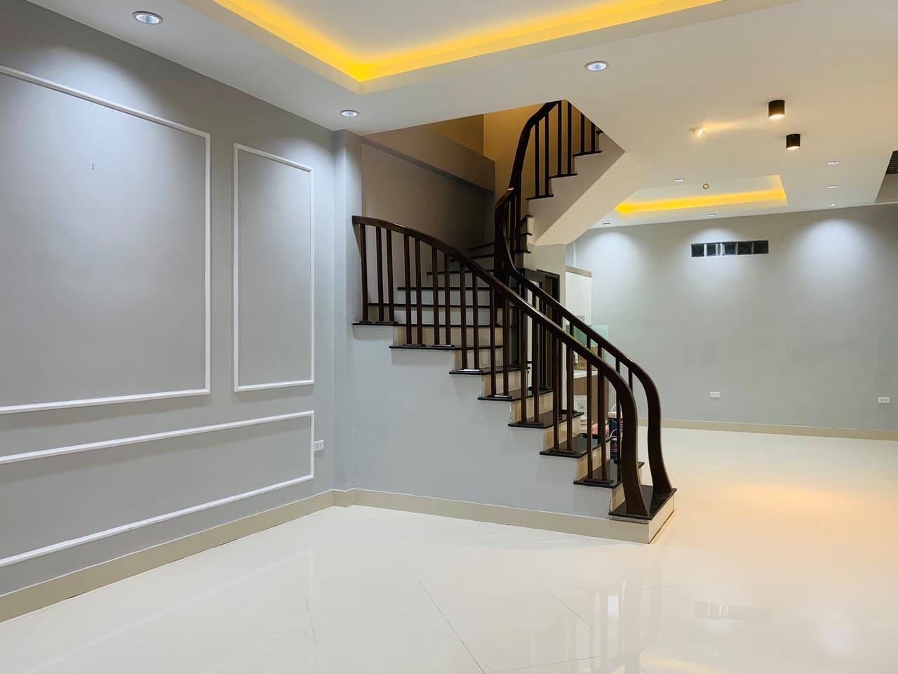 CẦN BÁN NHÀ SIÊU ĐẸP TRẦN KHÁT TRÂN HAI BÀ TRƯNG Ô TÔ KINH DOANH 40M 5 TẦNG GIÁ CHỈ TƯ 5 TỶ