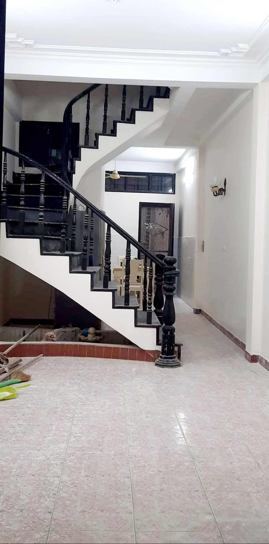 BÁN NHÀ PHÂN LÔ TRẦN QUỐC HOÀN, 2 THOÁNG SÁNG VĨNH VIỄN, Ở KẾT HỢP KINH DOANH, 098.115.8.507. + Nhà nằm trong khu phân lô thoáng trước, sau, ngõ thông rộng, ở kết hợp kinh doanh tốt. + DT 55m2, 5 tầng, MT 3.9m, 04 phòng ngủ, đầy đủ công năng. + Sổ đẹp như hoa hậu. LH(11): MRs Dung 098.115.8.507.