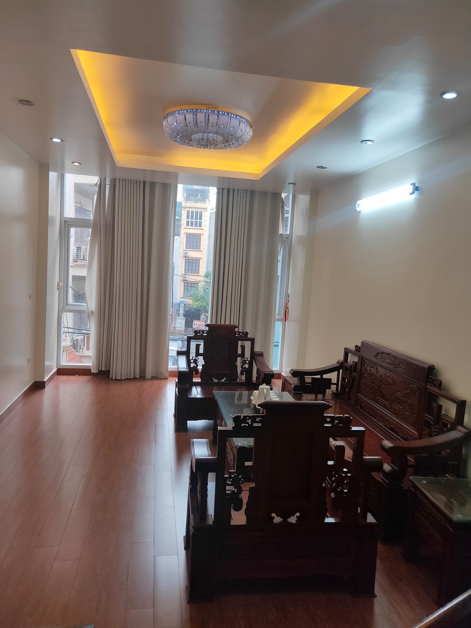 BÁN NHÀ PHỐ DOÃN KẾ THIỆN, NHIỀU PHÒNG, NGÕ Ô TÔ, VỪA Ở VỪA KINH DOANH, 098.115.8.507 + Nhà mặt ngõ ô tô, ngõ thông, đất phân lô bàn cờ, vị trí khu vực kinh doanh nhiều loại hình đa dạng. Nhà rất gần phố. + Nhà xây 60m2, 6 tầng, MT 4.2m, thiết kế cầu thang giữa, mỗi tầng chia 2 phòng. + Sổ đỏ chính chủ. LH(11.2) Mrs Dung 098.115.8.507.