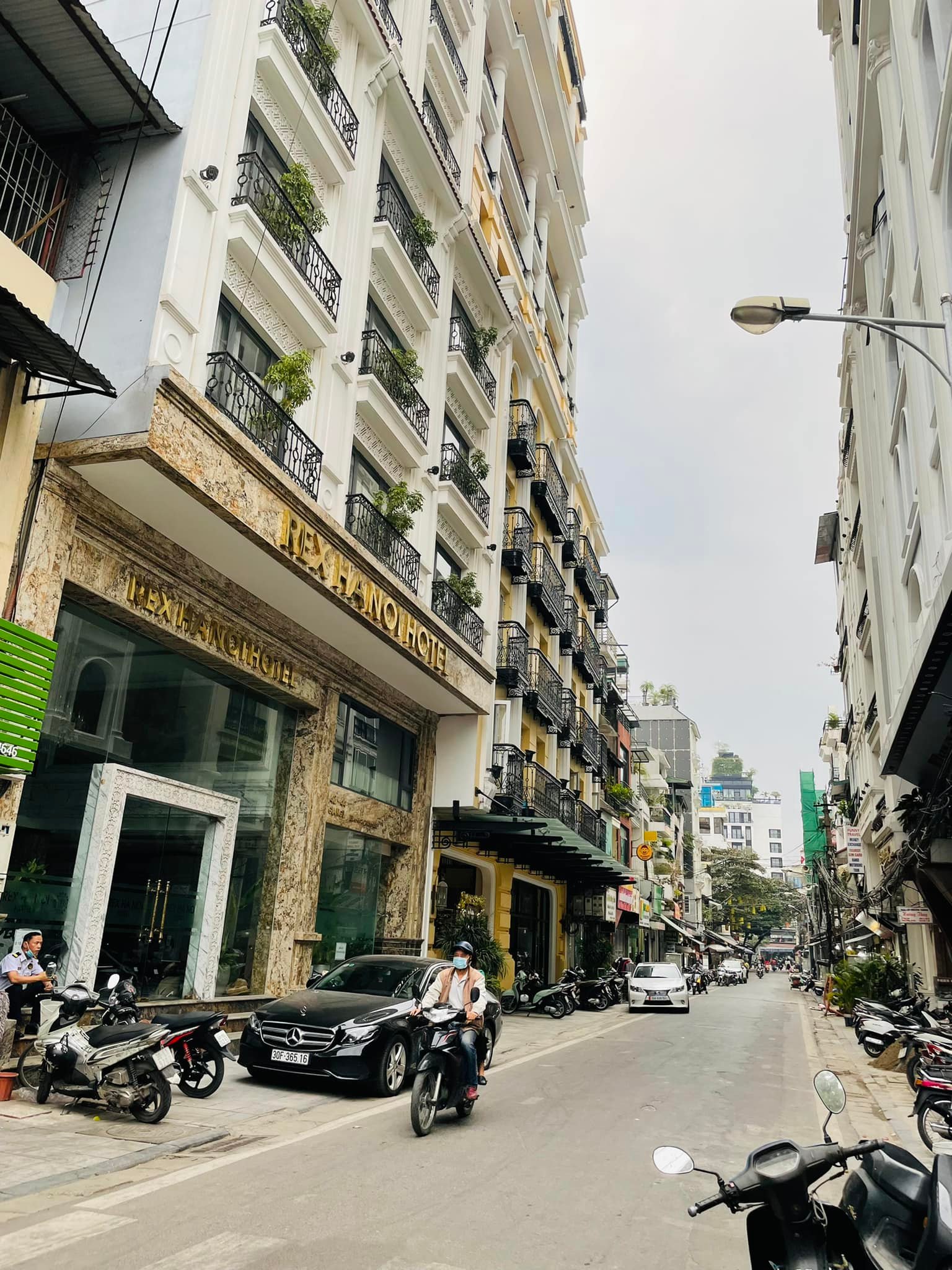 Bán gấp nhà 9 tầng Mặt Phố Đào Tấn,DT 145, MT 8 m, giá 43 tỷ.