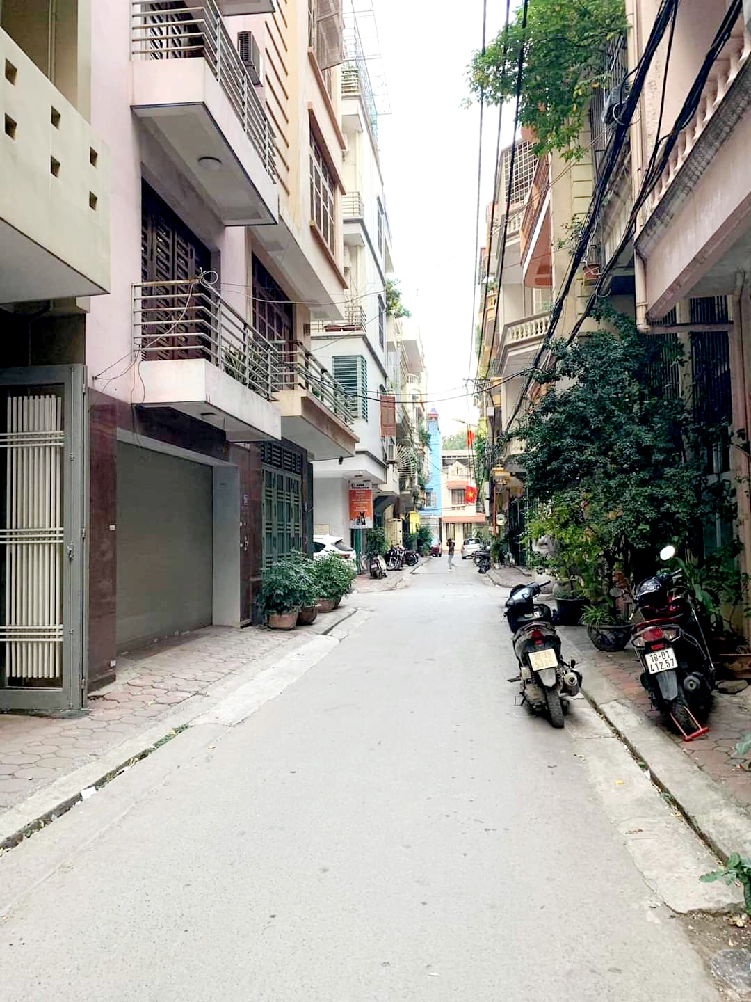 BÁN NHÀ PHÂN LÔ, TRUNG KÍNH, NGÕ TO, KINH DOANH SẦM UẤT. 098.115.8.507. + Ngõ to, thông, rộng, có vỉa hè. Nhà cách mặt phố chỉ 50m. DT 85m2, 7 tầng (gồm hầm), MT 5.5m. Thiết kế thông sàn T1,2,3,6. Riêng tầng 4,5: Chia mỗi tầng 2 phòng. Thang máy bố trí cuối. + Sổ đỏ đẹp. LH(24.5) Mrs Dung 098.115.8.507.