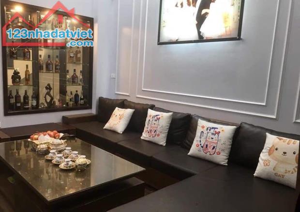 NGUYÊN HỒNG, THANG MÁY, VỈA HÈ, KINH DOANH