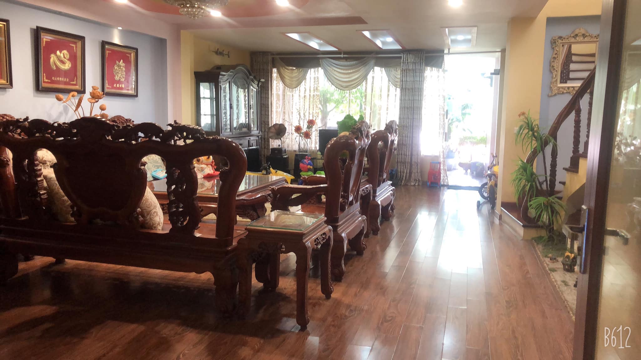 BUILDING ĐẲNG CẤP, 27 CĂN HỘ DỊCH VỤ CHO THUÊ, DÒNG TIỀN 150TR.THÁNG + Toà nhà 10 tầng hoành tráng, thông số tuyệt đẹp: 190m2, MT 6.5m. THIẾT KẾ TỐI ƯU, thang máy lên đến tầng 9. T1: Gara để xe T2-7: 24 căn hộ cho thuê T8,9: 5 phòng ngủ + Các phòng công năng (gia đình ở trực tiếp khai thác quản lý) T10: 3 căn hộ cho thuê, sân chơi chung + Sổ đỏ nở hậu, giao dịch ngay. LH(36) Mrs Dung 098.115.8.507