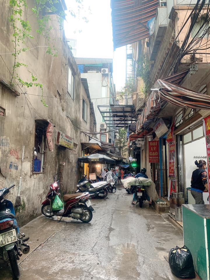 con phố nhỏ kinh doanh sầm uất có các món ăn nổi tiếng