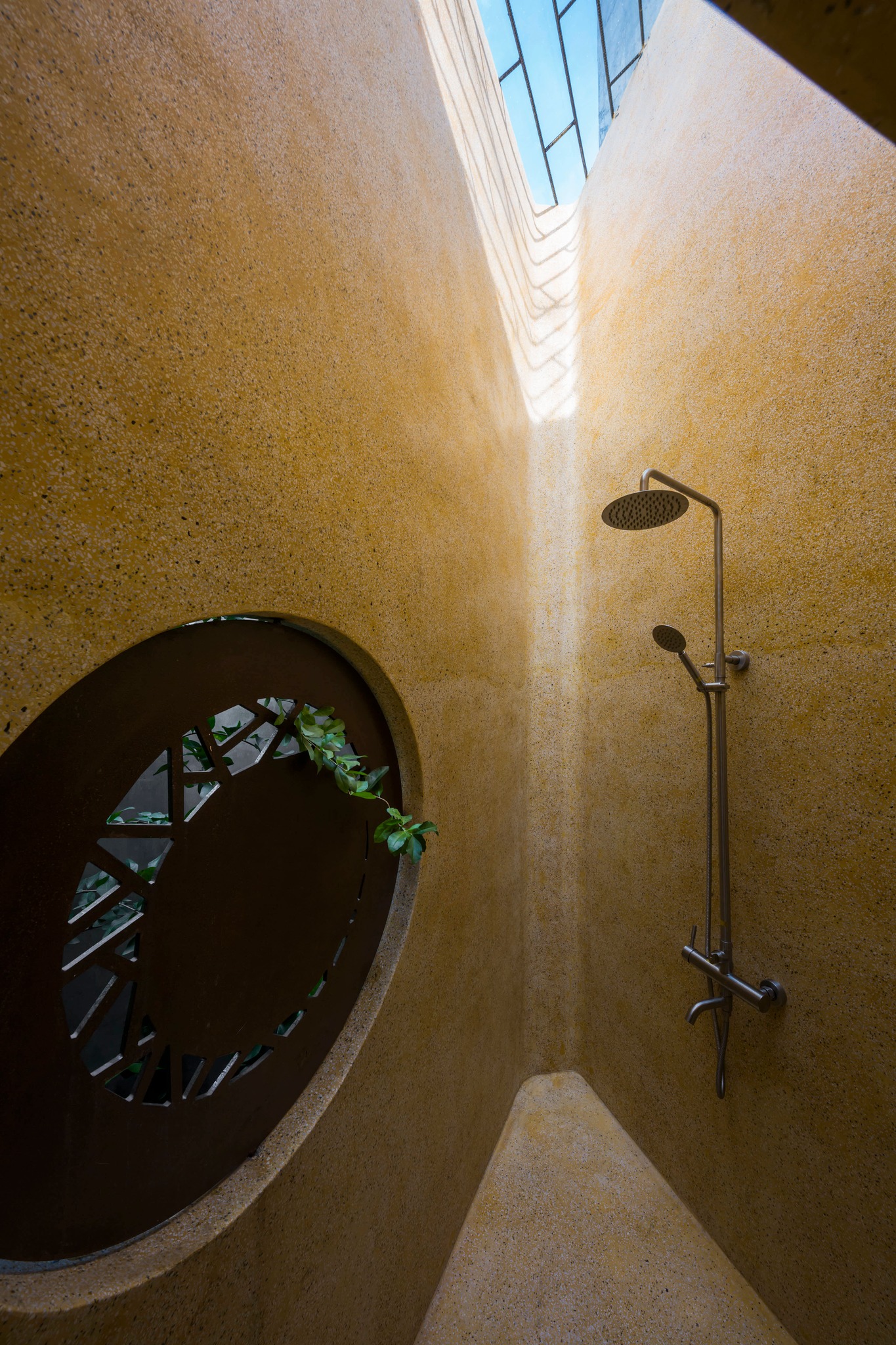 Chính chủ bán căn hộ tòa L2 Ciputra, DT 154m2, đầy đủ đồ